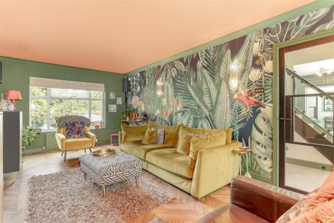 5 bed Detached for sale Image 6