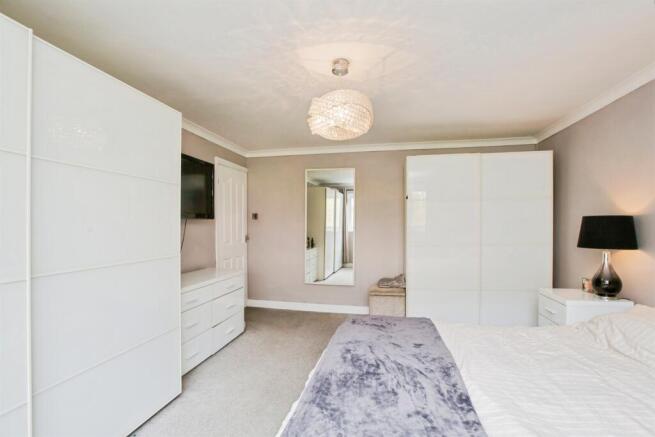 5 bed Detached for sale Image 11
