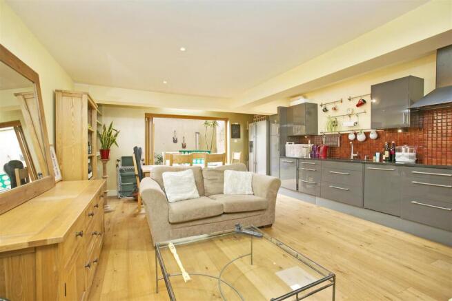 81a Beaumont Road-08 - LR made lightr.jpg