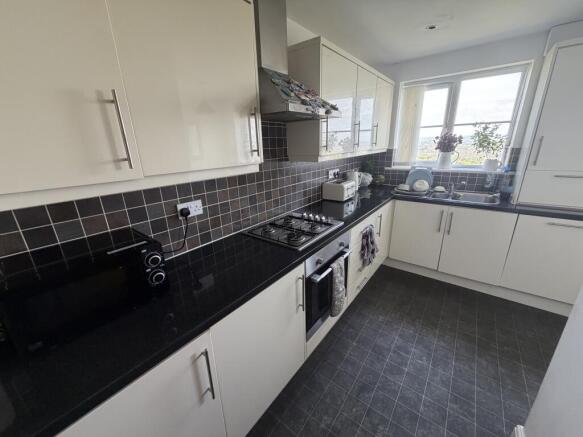 3 bed Town House to rent Image 5