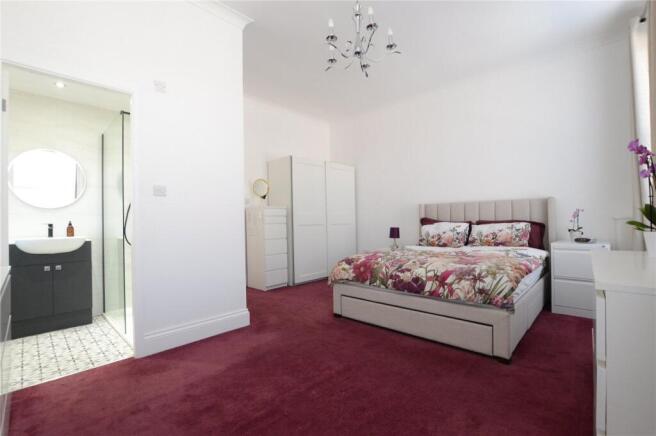 5 bed Detached for sale Image 12