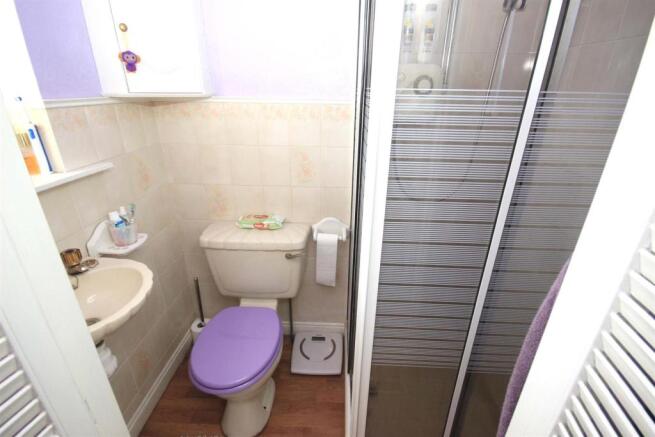 EN-SUITE SHOWER ROOM
