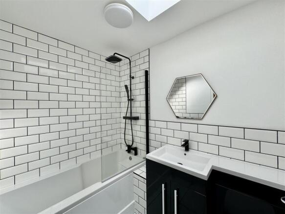 2 bed Terraced to rent Image 4
