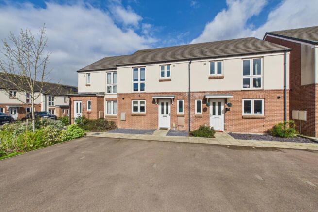 MODERN THREE BEDROOM HOME - NO ONWARD CHAIN