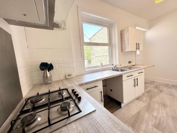 2 bed Terraced to rent Image 6