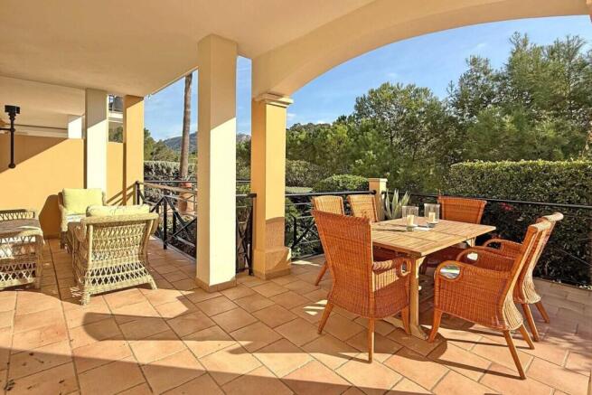 03-camp de mar-Haus mit Terrassenblick auf das 17. Gruen von Golf de Andratx-kaufen-tisch