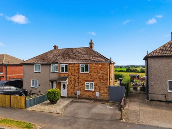 3-bed semi-detached on Kingsley Crescent, Stonebroom, DE55, £180,000