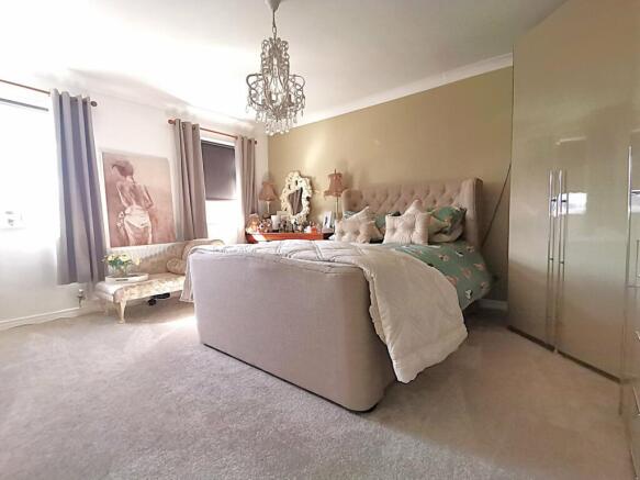 4 bed Detached for sale Image 8