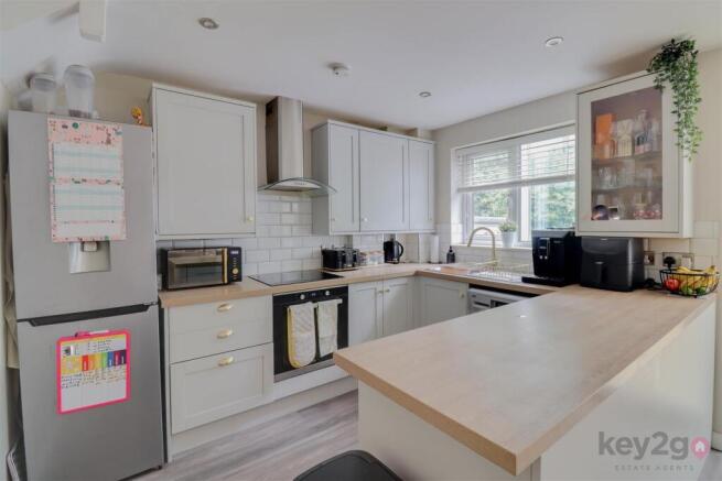 3 bed Semi-Detached for sale Image 6