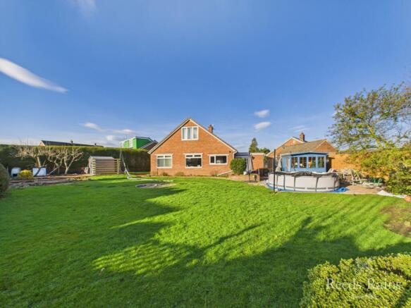 4 bed Bungalow for sale Image 9