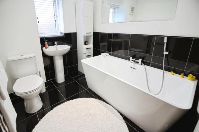 4 bed Detached for sale Image 11