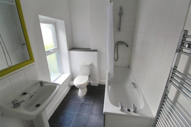 30 Highfield Road bathroom.jpg