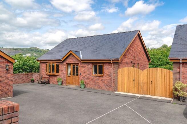 26 Troed yr Bryn, Bu