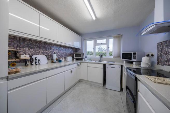16 St Peters Drive-006.JPG
