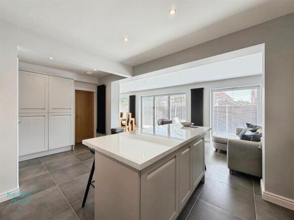 4 bed Semi-Detached for sale Image 8