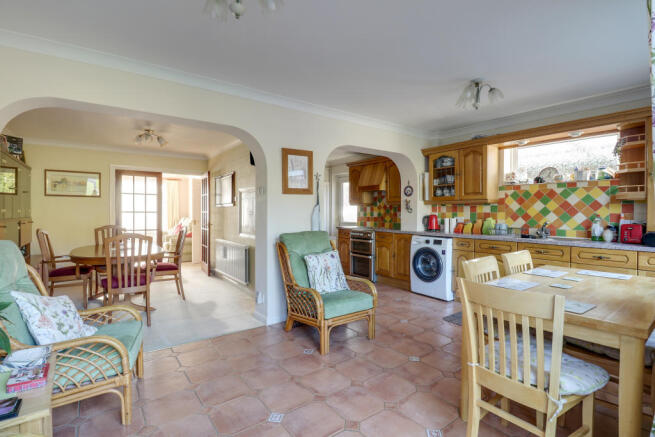 L-Shaped Kitchen/Breakfast