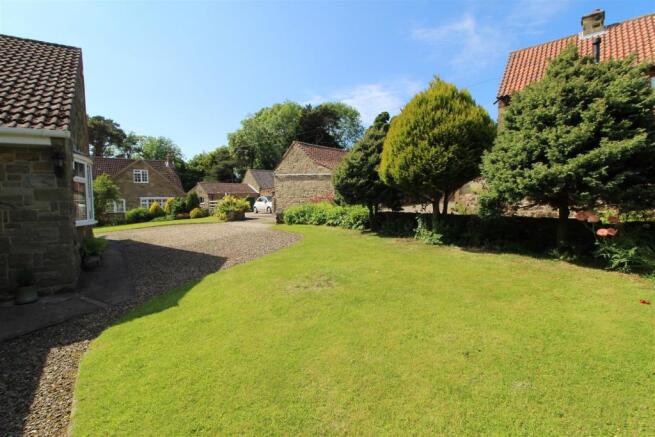 FRONT GARDEN
