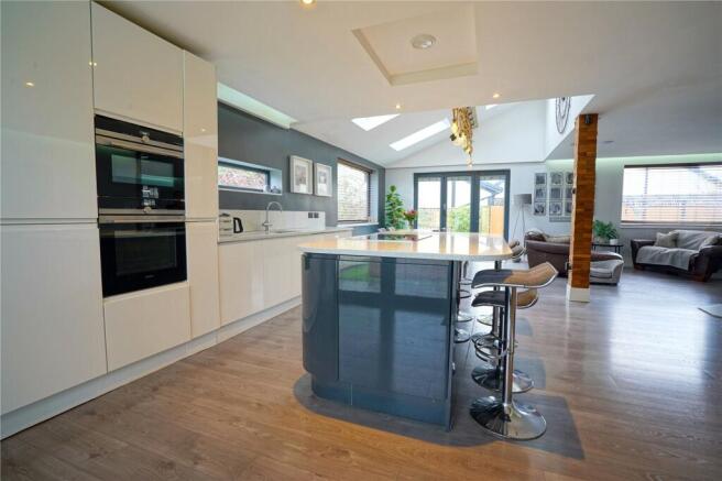 6 bed Detached for sale Image 7