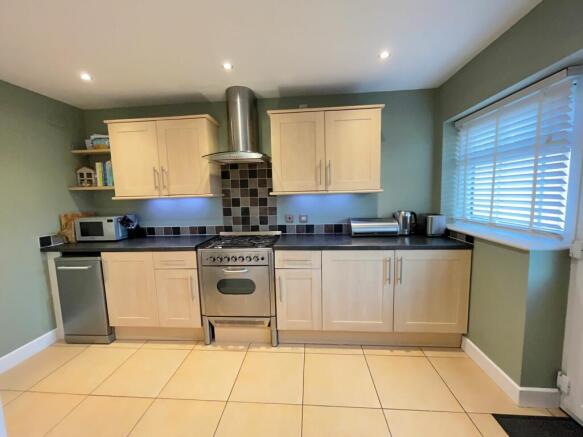 'L' shaped Breakfast Kitchen