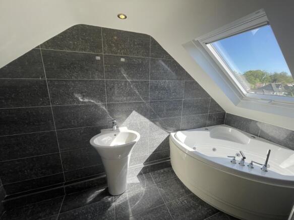 4 bed Link Detached House to rent Image 11