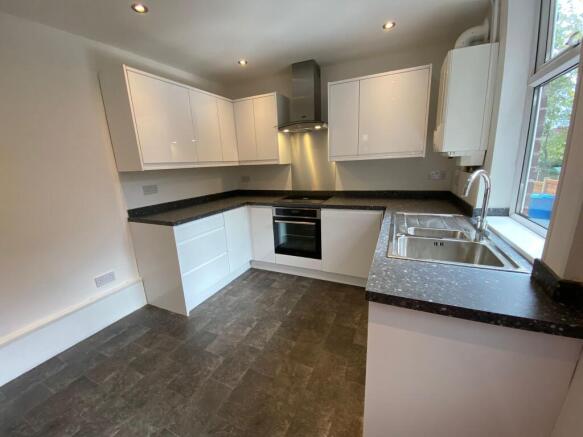 3 bed Terraced to rent Image 5