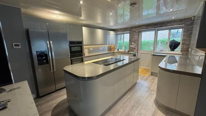 4 bed Detached Bungalow for sale Image 4