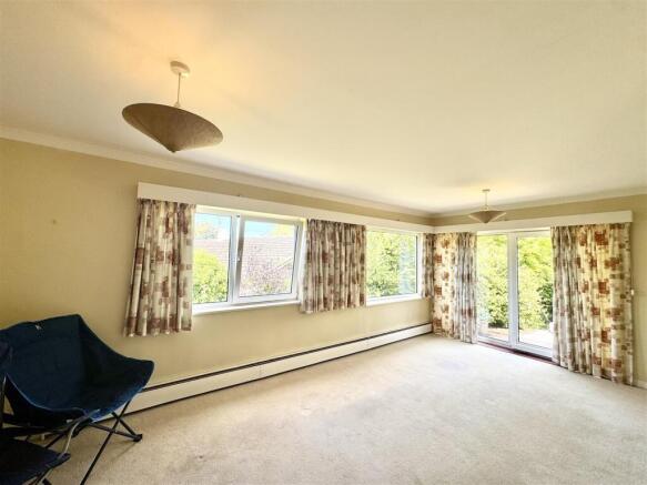 LIVING/DINING ROOM