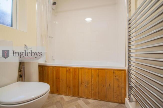 2 bed Terraced to rent Image 5
