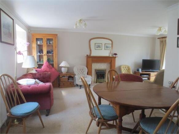 L-shaped lounge/dining room