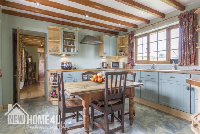 KITCHEN/BREAKFAST ROOM: