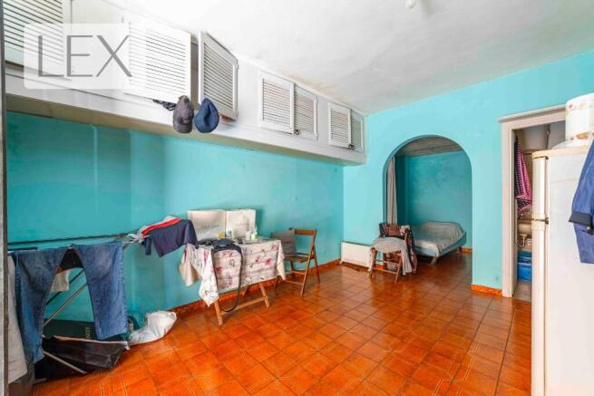 Living/sleeping area