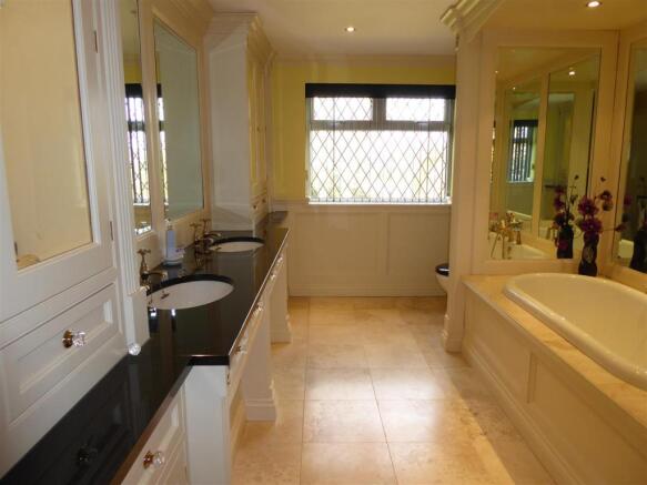 FAMILY BATH/SHOWER ROOM