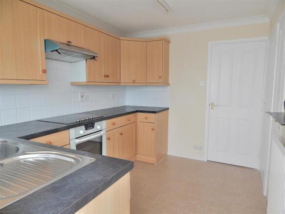 KITCHEN 3 .JPG
