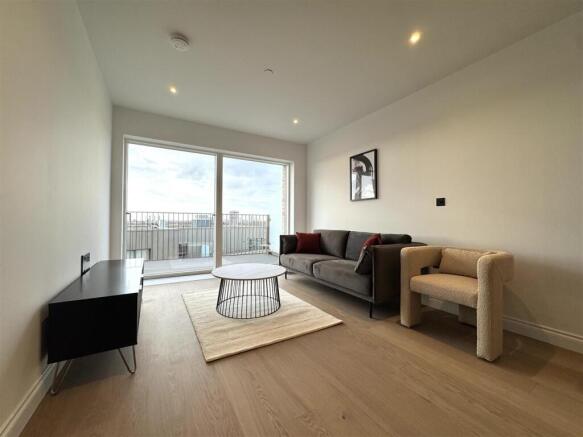 Living Room pic 8.jpeg