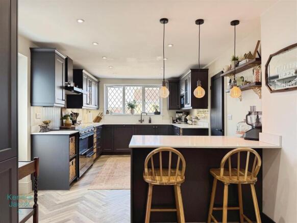 4 bed Detached for sale Image 6