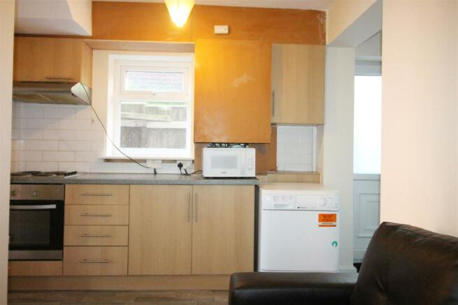 4 bed House to rent Image 8