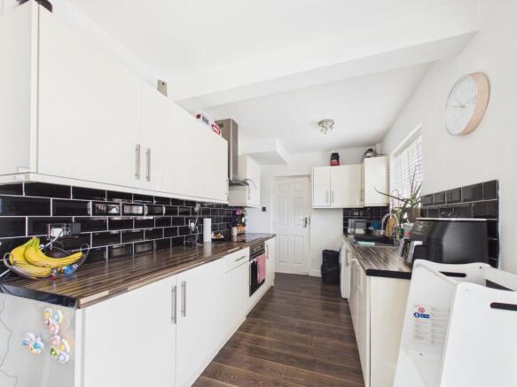 4 bed Semi-Detached for sale Image 9