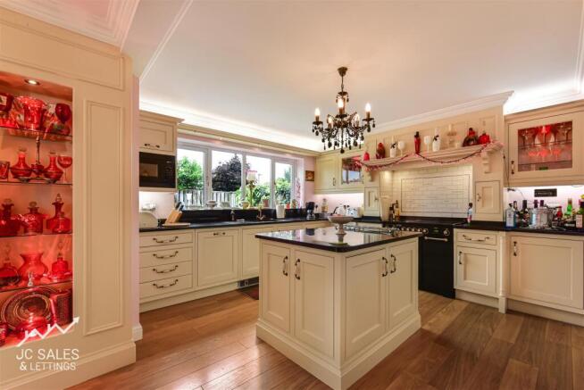 4 bed House for sale Image 4