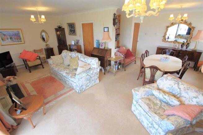 'L' Shape Lounge/ Dining Room