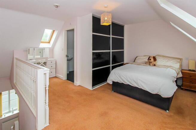 3 bed Town House for sale Image 9