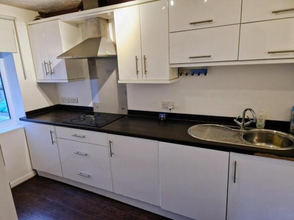 21 Hallen Close Kitchen.jpg