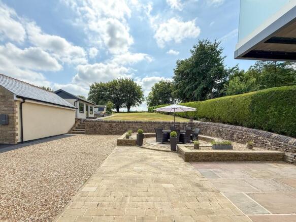 5 bed Detached for sale Image 4