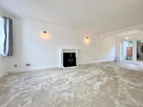 14 Summerlands Close 13.JPG