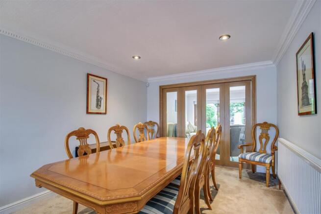 5 bed Detached for sale Image 7