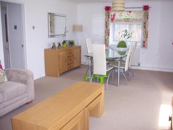 Lounge/dining rm x2