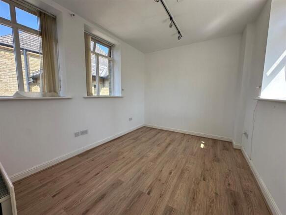 2 bed Apartment to rent Image 12