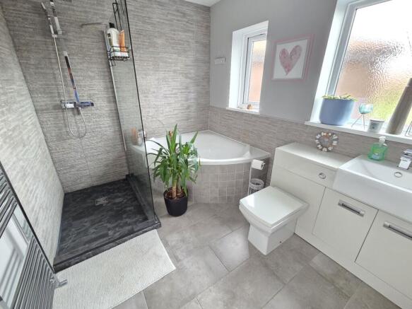 4 bed Detached for sale Image 11
