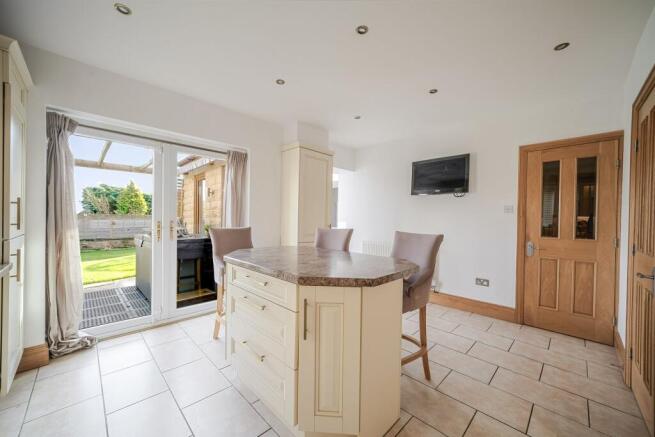 4 bed Detached for sale Image 9