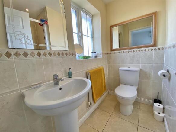 EN-SUITE SHOWER ROOM