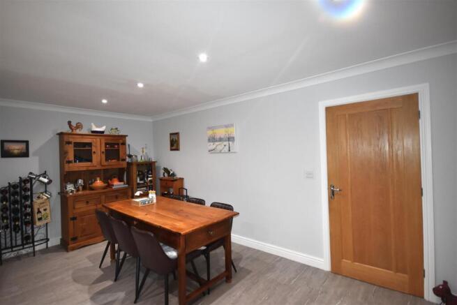 4 bed Detached to rent Image 6